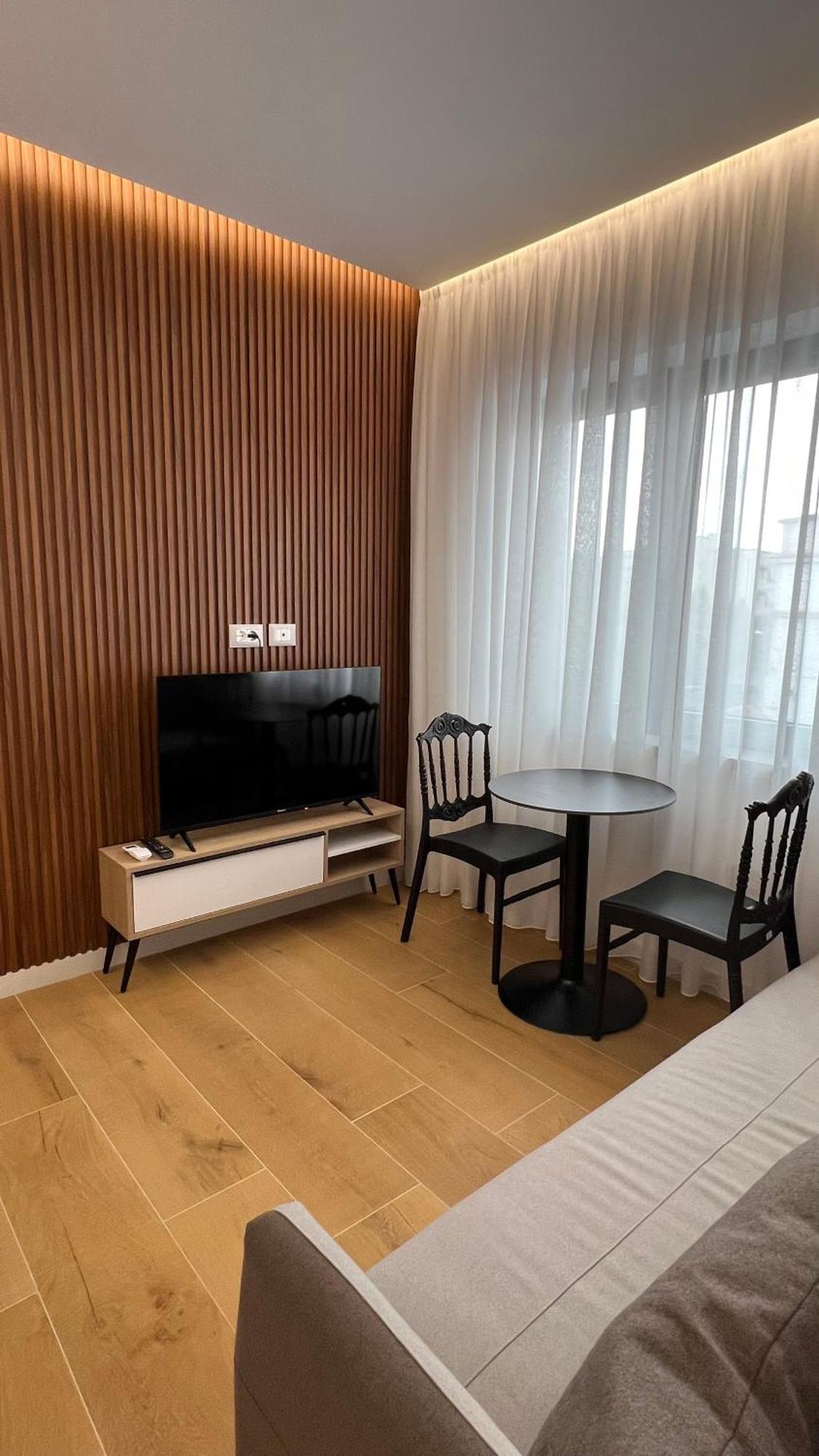 Tirana Central Apartments * Тирана